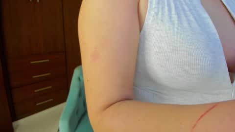 Snapshot of buunnyyhot chatting on February 16, 6:43 pm Rosse online show from February 16, 6:43 pm