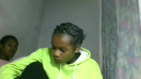 Snapshot of caella98 chatting on April 23, 12:40 pm caella98 online show from April 23, 12:40 pm