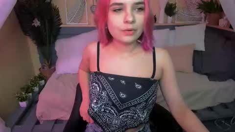 Snapshot of caitlin_crazy chatting on February 12, 10:43 am Gina online show from February 12, 10:43 am