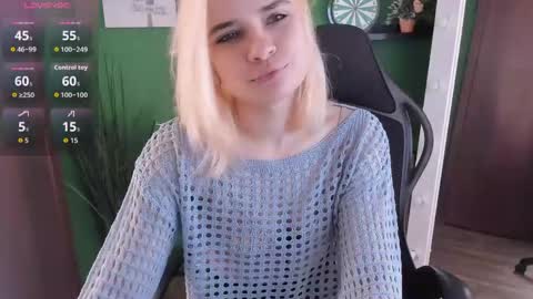 Snapshot of caitlin_crazy chatting on June 2, 10:17 am Gina online show from June 2, 10:17 am
