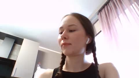 Snapshot of caitlinhannah chatting on June 9, 8:37 am Sara online show from June 9, 8:37 am