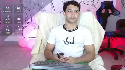 Snapshot of caius_bigcock1 chatting on June 1, 12:18 pm caius online show from June 1, 12:18 pm