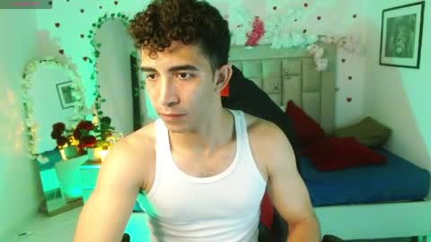 Snapshot of caius_fox chatting on April 6, 11:33 am caius online show from April 6, 11:33 am