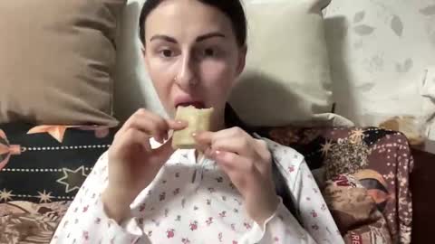 Snapshot of call_me_dad_ chatting on March 1, 8:22 pm Anna online show from March 1, 8:22 pm