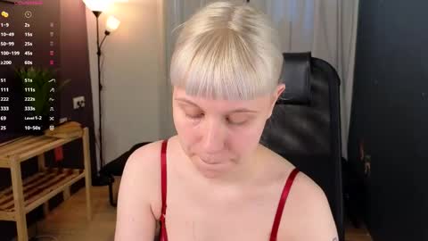 Snapshot of call_me_heaven chatting on June 5, 3:29 pm Good girl Ann online show from June 5, 3:29 pm