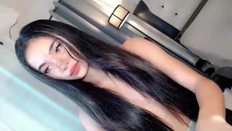 Snapshot of call_me_nina chatting on June 2, 1:18 am call_me_nina online show from June 2, 1:18 am