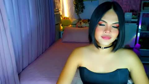 Snapshot of callme_mia chatting on February 8, 5:11 am Mia online show from February 8, 5:11 am