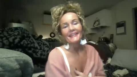 Snapshot of callmebabyt chatting on October 24, 10:06 pm callmebabyt online show from October 24, 10:06 pm