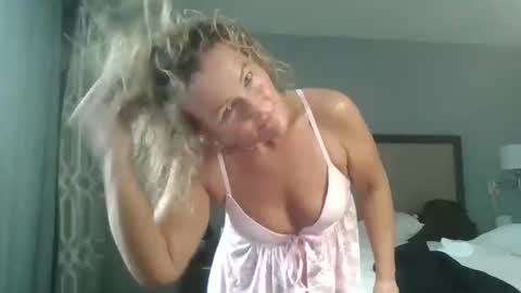 Snapshot of callmebabyt chatting on November 15, 5:20 pm callmebabyt online show from November 15, 5:20 pm