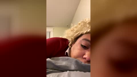 Snapshot of cals9x chatting on December 22, 1:35 am camzxoxox online show from December 22, 1:35 am