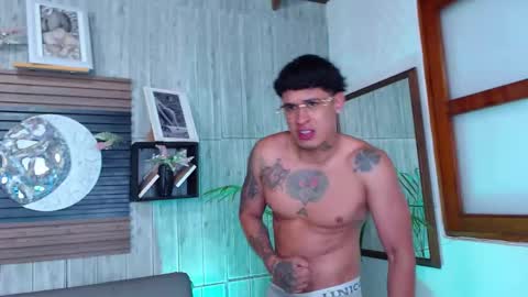 Snapshot of calvin913 chatting on November 15, 9:39 am calvin913 online show from November 15, 9:39 am