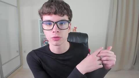 Hey I am Calvin  online show from February 18, 7:09 pm