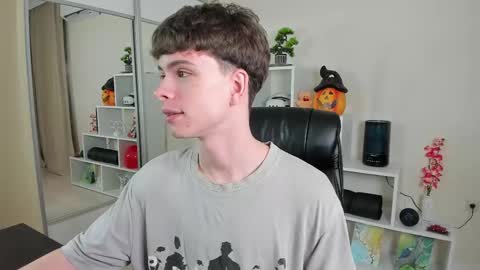 Hey I am Calvin  online show from February 23, 7:07 pm