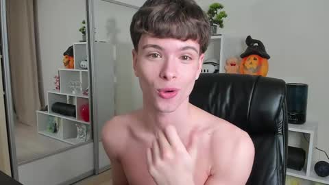 Hey I am Calvin  online show from February 23, 10:09 pm