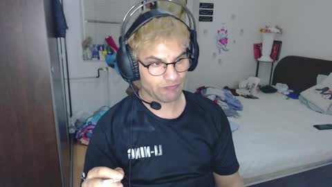 Snapshot of calvinjohnlad chatting on March 8, 7:09 pm Calvinjohnlad online show from March 8, 7:09 pm