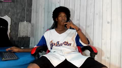 Snapshot of cam_brown chatting on October 19, 4:46 am online show from October 19, 4:46 am