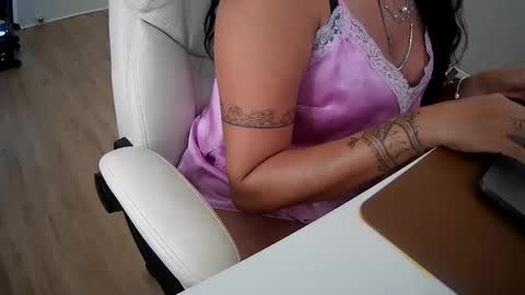 Snapshot of camerongibson chatting on January 19, 3:39 am Cammie Cameron online show from January 19, 3:39 am