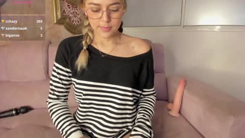 Snapshot of cami_hunter chatting on December 12, 5:15 pm online show from December 12, 5:15 pm