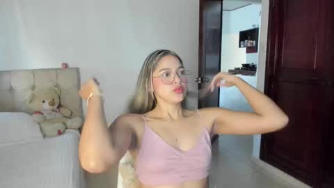 Snapshot of cami_hunter chatting on September 30, 9:20 pm online show from September 30, 9:20 pm