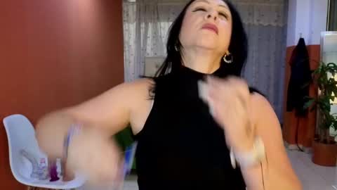 Snapshot of camil_milfdream chatting on October 6, 10:45 am Camil online show from October 6, 10:45 am