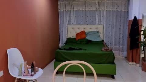 Snapshot of camil_milfdream chatting on October 17, 10:29 am Camil online show from October 17, 10:29 am