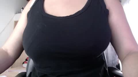 Snapshot of camila1912 chatting on February 12, 12:33 pm camila online show from February 12, 12:33 pm