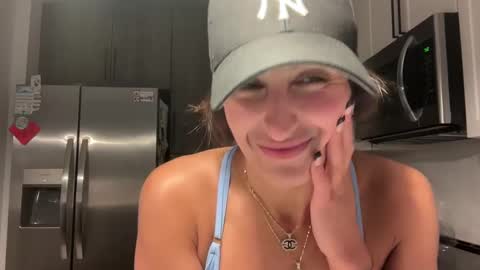 Snapshot of camiliakxoxo chatting on March 6, 12:32 am camiliakxoxo online show from March 6, 12:32 am