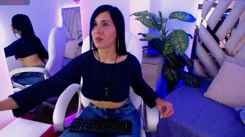 Snapshot of camille_halls chatting on January 19, 11:01 am Camille online show from January 19, 11:01 am