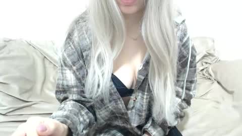 Snapshot of camillebunny chatting on January 13, 3:23 am CamilleBunny online show from January 13, 3:23 am