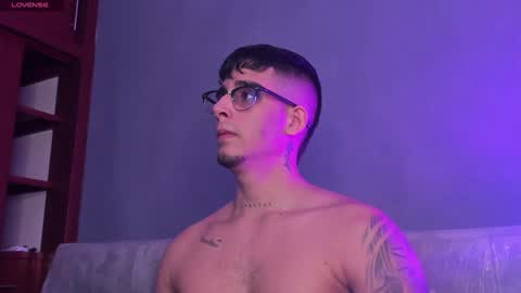   INDEPENDENT MODEL online show from January 11, 12:18 pm