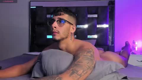   INDEPENDENT MODEL online show from March 11, 1:23 pm