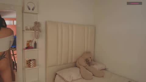 Snapshot of cammile_cole chatting on February 26, 7:35 pm Laura Camila online show from February 26, 7:35 pm