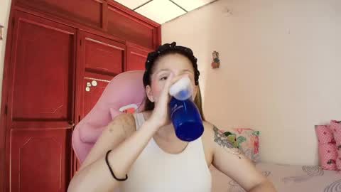 Snapshot of candase_ chatting on May 27, 2:41 am Candase online show from May 27, 2:41 am