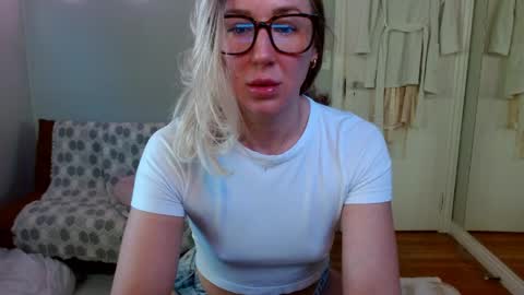Snapshot of candicamgirl chatting on April 7, 3:34 pm MissCandiJones online show from April 7, 3:34 pm