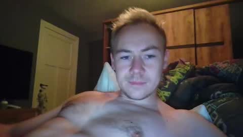 Snapshot of candy_boy_xoxo chatting on October 24, 3:19 pm candy_boy_xoxo online show from October 24, 3:19 pm