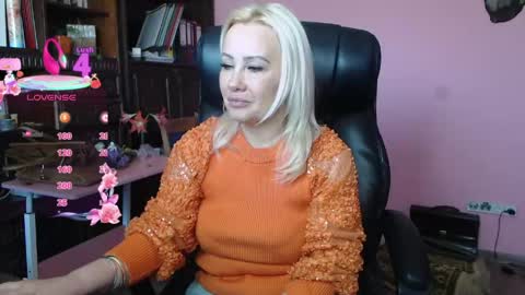 Snapshot of candy_hellenx chatting on April 22, 7:55 am candy_hellenx online show from April 22, 7:55 am