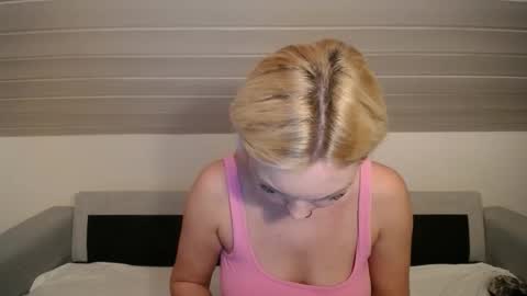 Snapshot of candycathc chatting on December 14, 5:40 pm candycathc online show from December 14, 5:40 pm