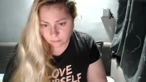 Snapshot of candycream74 chatting on February 19, 4:44 pm Laura online show from February 19, 4:44 pm