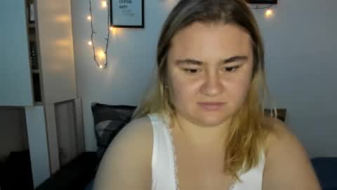 Snapshot of candymilas chatting on December 4, 4:10 am candymilas online show from December 4, 4:10 am