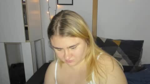 Snapshot of candymilas chatting on December 5, 5:04 am candymilas online show from December 5, 5:04 am