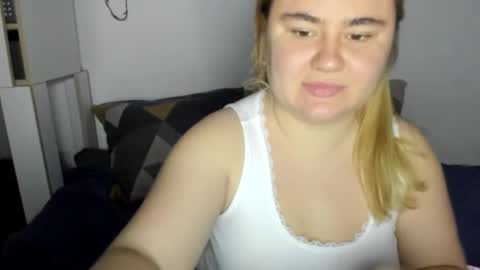 Snapshot of candymilas chatting on December 5, 10:23 pm candymilas online show from December 5, 10:23 pm