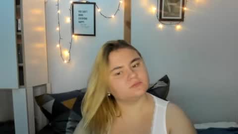 Snapshot of candymilas chatting on December 6, 10:19 pm candymilas online show from December 6, 10:19 pm