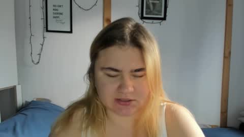 Snapshot of candymilas chatting on December 18, 12:18 pm candymilas online show from December 18, 12:18 pm
