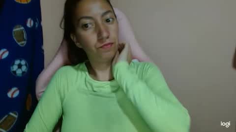 Snapshot of candymilfff chatting on April 27, 9:24 pm candymilfff online show from April 27, 9:24 pm