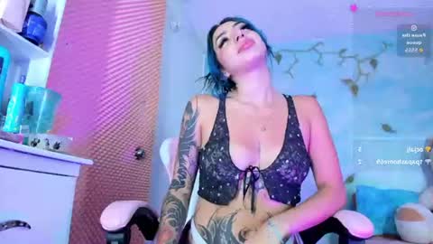 Snapshot of candyrisex chatting on June 25, 4:34 am candyrisex online show from June 25, 4:34 am