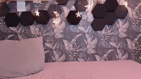 Mia online show from December 5, 4:21 am