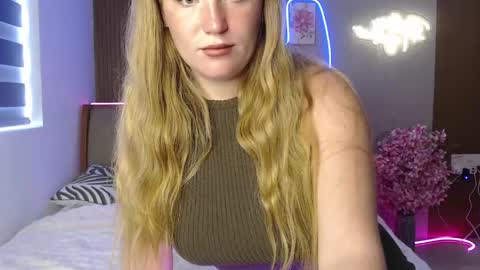 Snapshot of caramelstorm chatting on April 16, 3:29 am Lana online show from April 16, 3:29 am