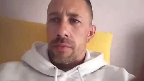 Snapshot of carlosrm440882 chatting on April 23, 1:24 pm carlosrm440882 online show from April 23, 1:24 pm