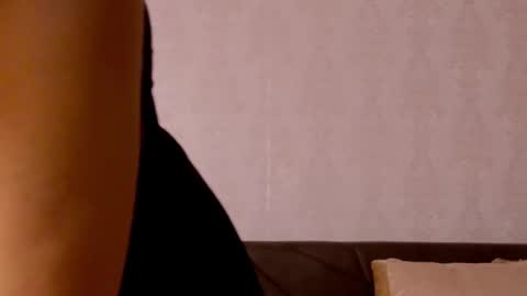 CaroJhones online show from December 1, 5:45 am