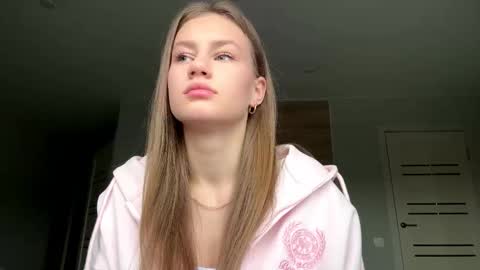 Snapshot of carolecronan chatting on December 19, 10:33 am Lisa online show from December 19, 10:33 am